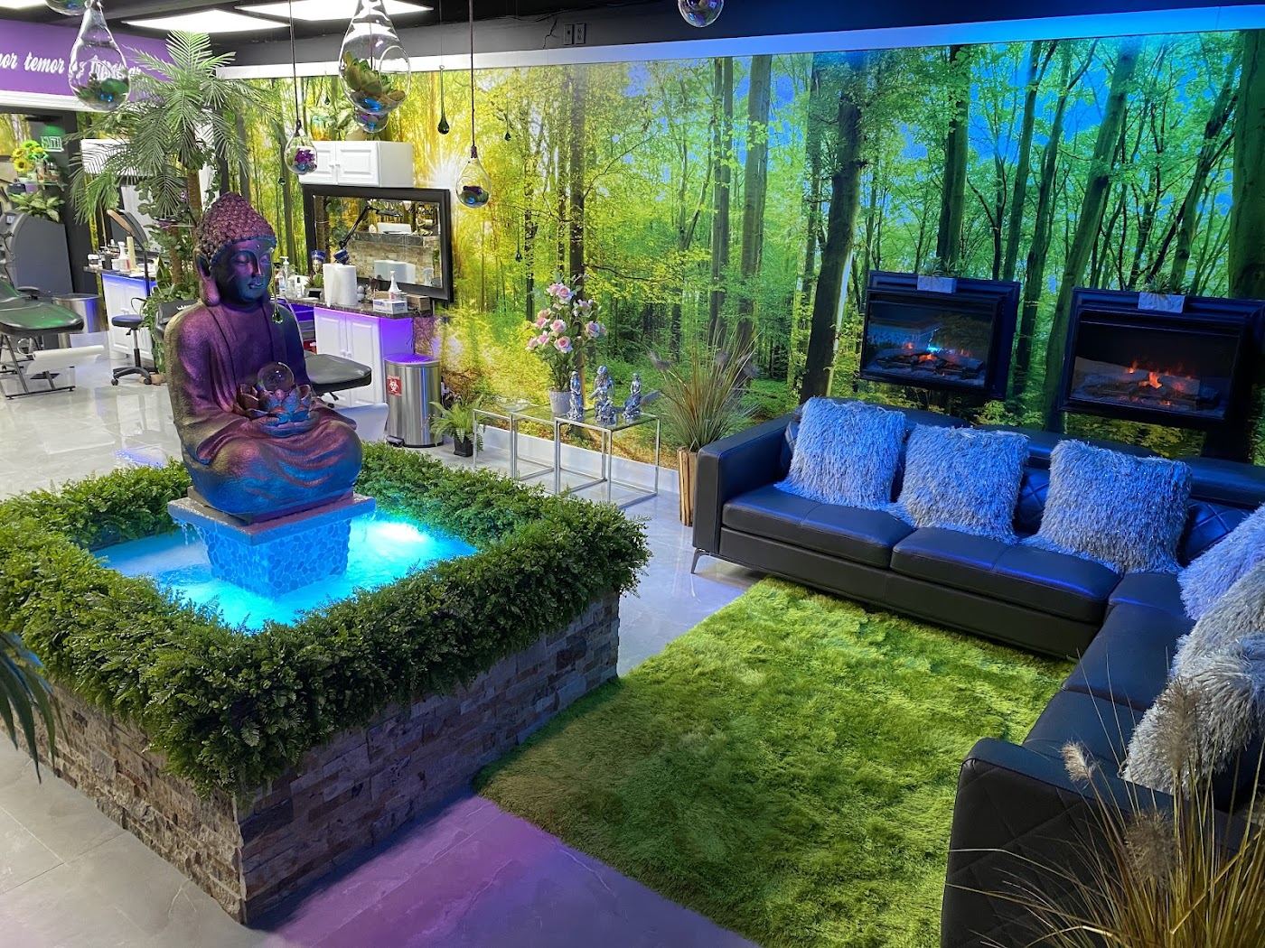 Sala de espera con fuente de Buda y mural de selva