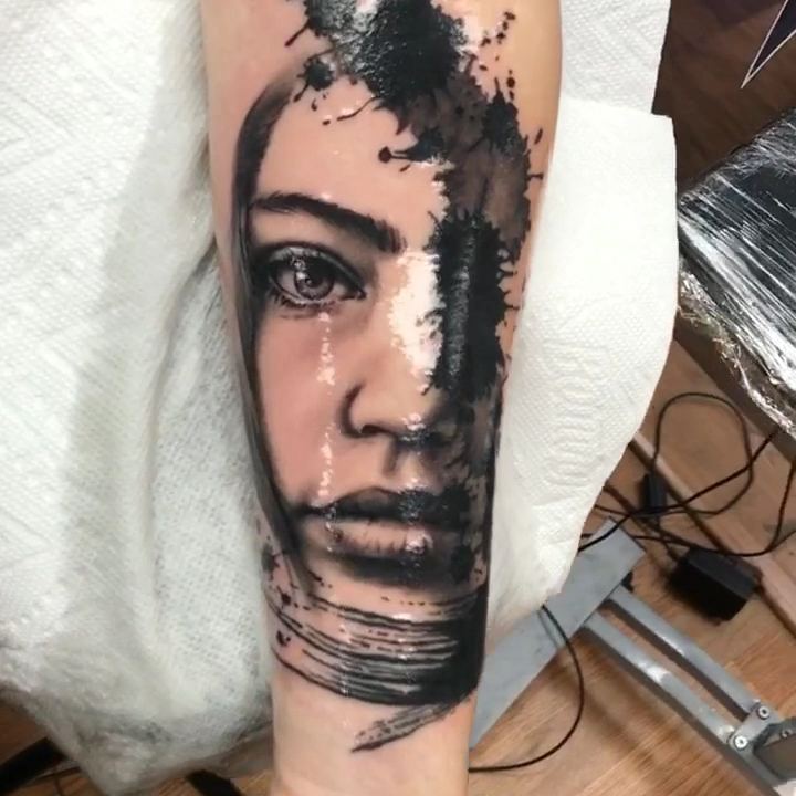 Retrato femenino realista en antebrazo