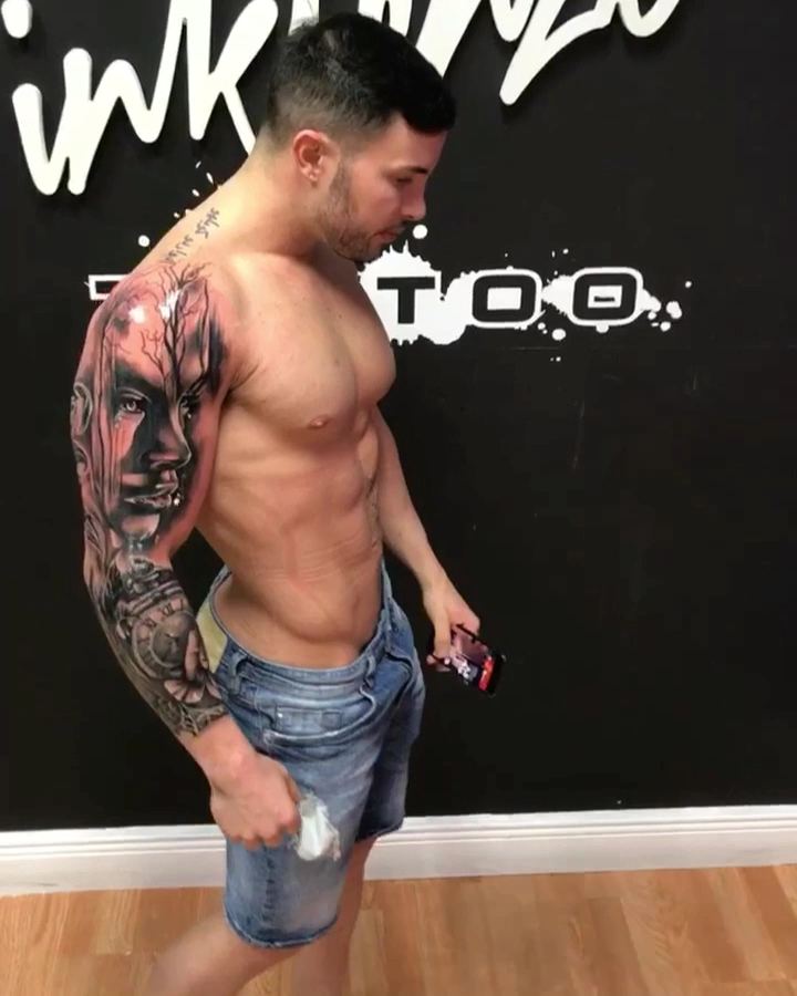 Brazo y pecho cubiertos de realismo