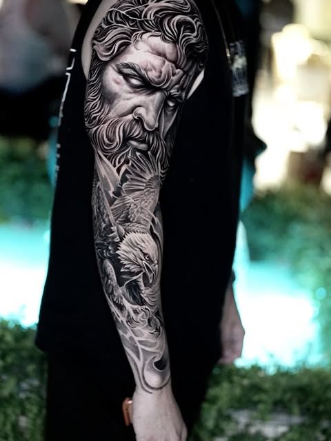 Rostro realista en negro y gris