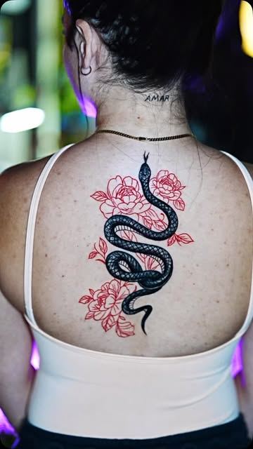 Serpiente con flores en la espalda